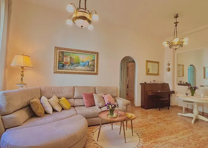Elegant House In Rome